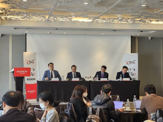 조중석 이스타항공 대표(왼쪽에서 2번째)와 임원들이 14일 서울 강서구 코트야드 메리어트 호텔에서 진행된 간담회에서 기자들과 질의응답을 하고 있는 모습. 사진=유현석 기자