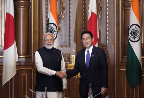 기시다 후미오(오른쪽) 일본 총리와 나렌드라 모디 인도 총리가 지난해 5월 24일 도쿄에서 정상회담에서 악수를 나누고 있다. [이미지출처=EPA연합뉴스]