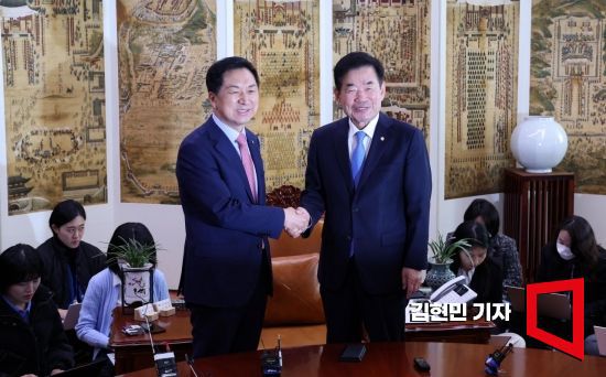 김기현 국민의힘 대표가 20일 서울 여의도 국회의장실을 찾아 김진표 국회의장과 악수하고 있다. 사진=김현민 기자 kimhyun81@