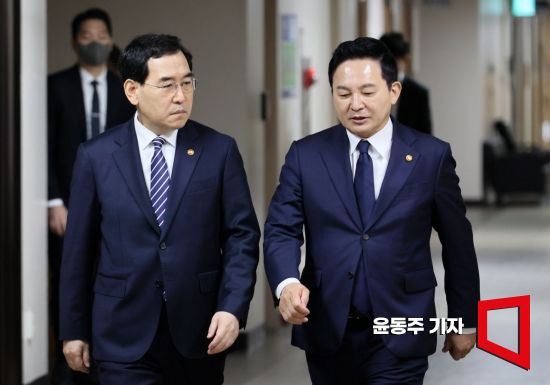 원희룡 국토교통부 장관과 이창양 산업통상자원부 장관이 15일 서울 종로구 정부서울청사에서 '국가 첨단산업 육성전략(국가산단 후보지 포함)'을 발표하기 위해 회견장으로 들어서고 있다. 사진=윤동주 기자 doso7@