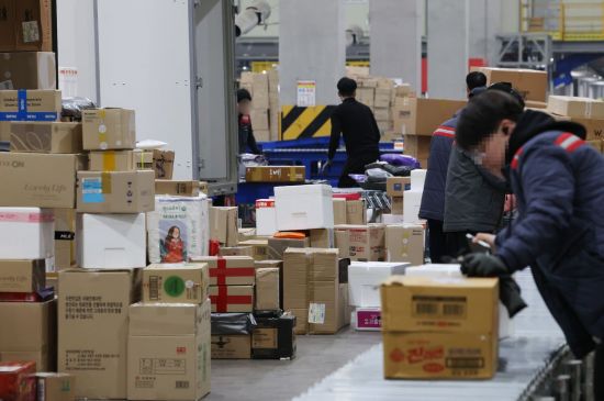 서울 송파구 서울 동남권물류단지에서 택배사 관계자들이 분류 작업을 하고 있다. 사진은 기사의 특정 내용과 관련 없음. [사진출처=연합뉴스]