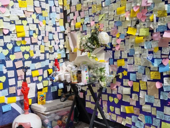 이태원 참사가 발생한 해밀톤호텔 옆 골목에는 희생자들을 추모하는 공간이 마련돼있다/사진=황서율 기자chestnut@