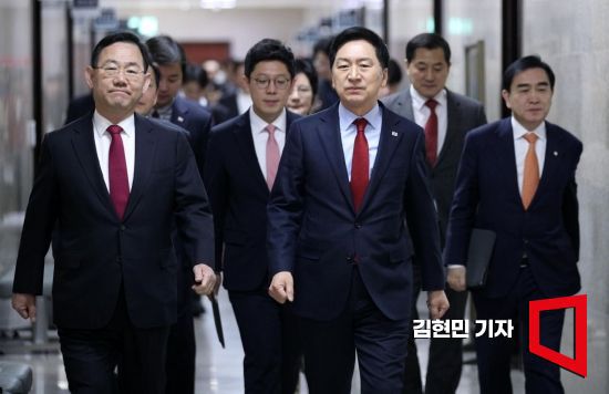 김기현 국민의힘 대표와 주호영 원내대표 등 당 지도부가 27일 서울 여의도 국회에서 열린 최고위원회의에 참석하고 있다. 사진=김현민 기자 kimhyun81@