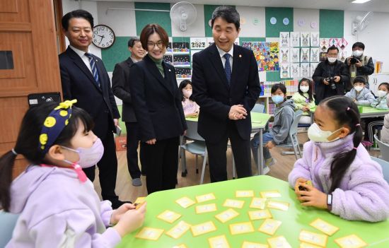 이주호 사회부총리 겸 교육부 장관과 김영미 저출산교령사회위원회 부위원장 등이 지난달 9일 오전 서울 서대문구 가재울초등학교에서 늘봄학교에서 수업을 참관하고 있는 모습.