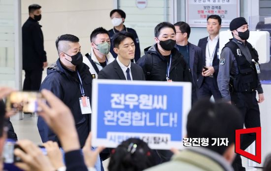 전두환 전 대통령 일가에 대한 폭로성 발언을 해온 손자 전우원 씨가 28일 인천국제공항에서 서울경찰청 마약범죄수사대에 마약 투약 혐의로 체포된 뒤 입국장을 나서고 있다. 사진=강진형 기자aymsdream@