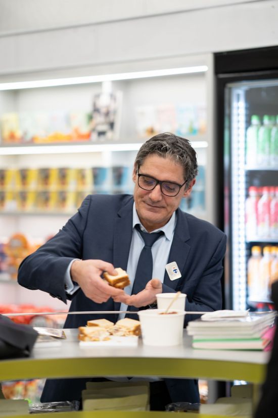 프랑스 니스 까르푸점에 입점한 루에랑의 K-푸드 매장 '느낌'에서 한 외국인이 식사를 하고있다.