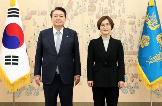 윤석열 대통령과 김영미 저출산·고령사회위원회 부위원장 [이미지출처=연합뉴스]