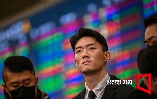 전두환 전 대통령 일가에 대한 폭로성 발언을 해온 손자 전우원 씨가 28일 인천국제공항에서 서울경찰청 마약범죄수사대에 마약 투약 혐의로 체포된 뒤 입국장을 나서고 있다. 사진=강진형 기자aymsdream@