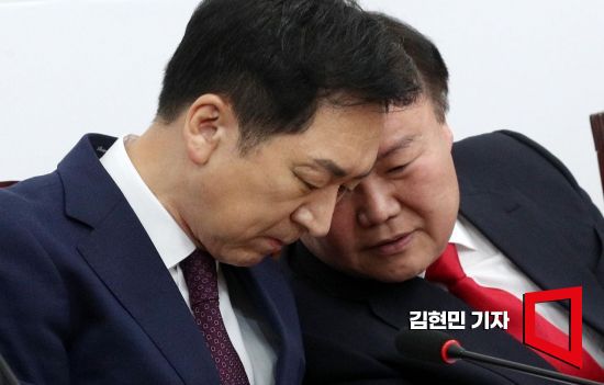 김기현 국민의힘 대표가 13일 서울 여의도 국회에서 열린 최고위원회의에서 김재원 최고위원과 귓속말을 하고 있다. 사진=김현민 기자 kimhyun81@