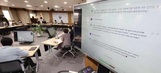 지난달 13일 세종시 정부세종청사 교육부에서 열린 제2차 디지털게릴라 공개토론회에서 참석자들이 대화형 인공지능 챗GPT를 체험해보고 있다.[이미지출처=연합뉴스]