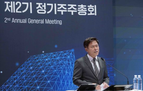 30일 서울 중구 을지로 SK스퀘어 본사에서 열린 SK스퀘어 제 2기 정기 주주총회에서 박정호 부회장이 주주들에게 글로벌 스탠더드에 발맞춘 주주환원정책과 회사 비전을 발표하고 있다. [사진=SK스퀘어 제공]