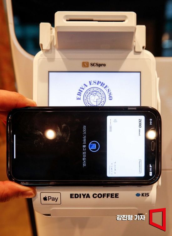 23일 서울 한 커피전문점에서 고객이 애플페이를 이용해 결제를 하고 있다. 사진=강진형 기자aymsdream@