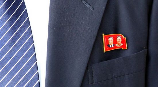 김일성·김정일의 초상이 담긴 휘장 '쌍상'