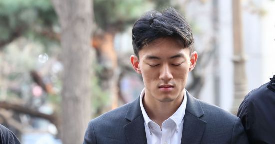 전두환 전 대통령 일가에 대한 폭로성 발언을 해온 손자 전우원 씨가 28일 오전 서울경찰청 마약범죄수사대로 들어서고 있다. [사진출처=연합뉴스]