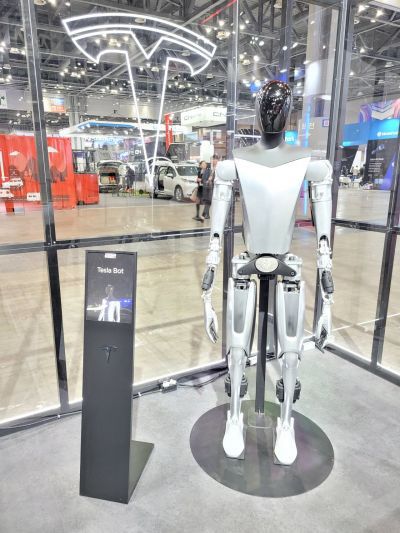 테슬라의 휴머노이드 로봇 옵티머스 모형[사진=우수연 기자]