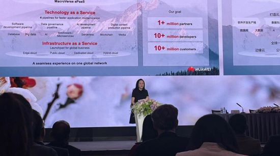 멍완저우 화웨이 최고재무책임자(CFO)이 중국 광둥성 선전 본사에서 개최된 2022년 실적 발표회에서 지난해 매출 등 성과에 대해 설명하고 있다. 멍 CFO의 발표 내내 배경은 화면 가득한 '매화'사진이었다. (사진촬영=김현정 특파원)