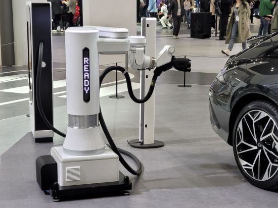 현대차의 전기차 자동 충전 로봇[사진=우수연 기자]