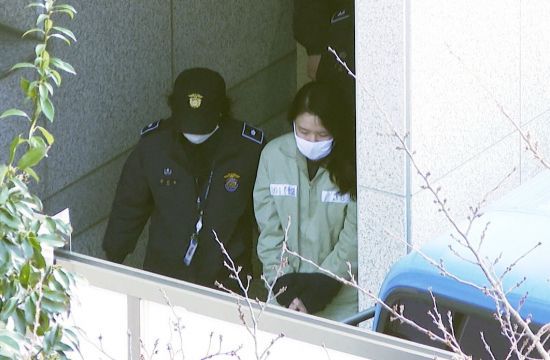 전 남편을 살해한 혐의로 1심 공판에서 무기징역을 선고받은 고유정이 교도소로 가는 호송차에 탑승하기 위해 제주지법에서 나오고 있다. [사진출처=연합뉴스]