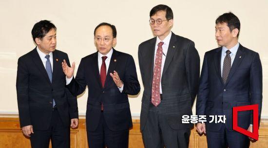 추경호 경제부총리와 이창용 한국은행 총재, 김주현 금융위원장, 이복현 금감원장이 지난달 23일 서울 중구 은행회관에서 열린 '비상거시경제금융회의'에 참석, 회의 시작 전 이야기를 나누고 있다. 사진=윤동주 기자 doso7@