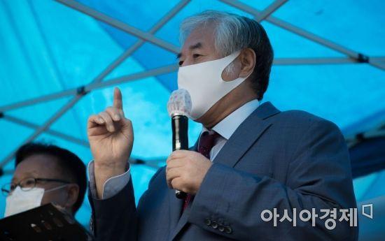 신종 코로나 바이러스 감염증(코로나19) 치료를 받고 퇴원한 전광훈 목사가 2020년 9월2일 서울 성북구 사랑제일교회 앞에서 기자회견을 하고 있다./김현민 기자 kimhyun81@