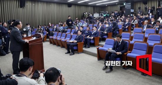 박홍근 더불어민주당 원내대표가 21일 서울 여의도 국회에서 열린 의원총회에서 발언하고 있다. 민주당은 이번 의원총회에서 검찰의 구속영장 청구에 따른 이 대표 체포동의안 처리 문제를 논의한다. 사진=김현민 기자 kimhyun81@