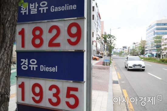 국내 주유소 기름값이 유류세 인하율 확대와 국제유가 하락 등의 영향으로 5주 연속 내렸다. 한국석유공사 유가정보서비스 오피넷에 따르면 8월 첫째 주 전국 주유소의 휘발유 평균 판매가격은 1주 전보다 55.8원 내린 L당 1881.9원으로 집계됐다. 휘발유 평균 가격이 L당 1800원대로 내려온 것은 지난 3월 둘째 주 이후 5개월 만이다. /문호남 기자 munonam@