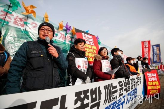 박재석 화물연대 사무처장이 13일 서울 여의도 국회 앞에서 열린 '노조법 2조, 3조 개정 촉구 기자회견'에 참석해 발언 하고 있다./강진형 기자aymsdream@