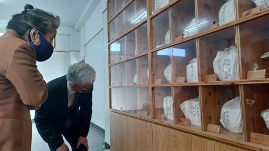 일본 후쿠오카 고쿠라 교회 부설 '영생원'. 지난 2월25일 윤덕민 주일 한국대사(오른쪽)가 유골 안치시설을 둘러보고 있다. [이미지출처=연합뉴스]
