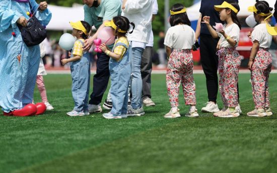 정부가 출산장려 효과가 미미한데도 저출산 대책으로 분류돼 온 ‘헛돈 예산’을 30조원가량 덜어내기로 했다. 저출산고령사회위원회(저고위)는 이같은 내용을 담은 ‘저출산·고령사회 기본계획 재구조화’ 방안을 오는 7월 발표한다. 사진은 지난 13일 서울대학교 운동장에서 열린 '쌍둥이 플러스 홈커밍데이'에 참석한 쌍둥이와 삼둥이 어린이들의 모습. [이미지출처=연합뉴스]