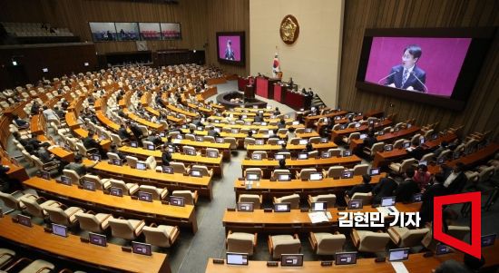 4월13일 국회에서 열린 제405회국회(임시회) 제4차 국회의원 선거제도 개선에 관한 결의안 심사를 위한 전원위원회가 열리고 있다. 사진=김현민 기자 kimhyun81@