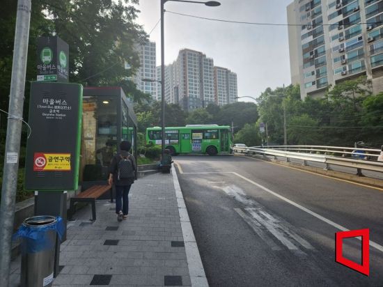 시민들이 지난 26일 오후 4시30분께 마을버스 탑승을 위해 서울 금호동의 한  버스정류장으로 이동하고 있다./사진= 최태원 기자 skking@