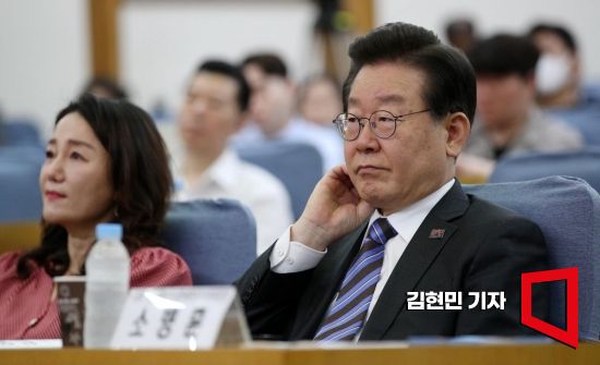 이재명 더불어민주당 대표가 1일 국회 의원회관에서 열린 '후쿠시마 사고원전 오염수 방류 시도와 민생대책 방안 긴급간담회'에 참석하고 있다. 사진=김현민 기자 kimhyun81@