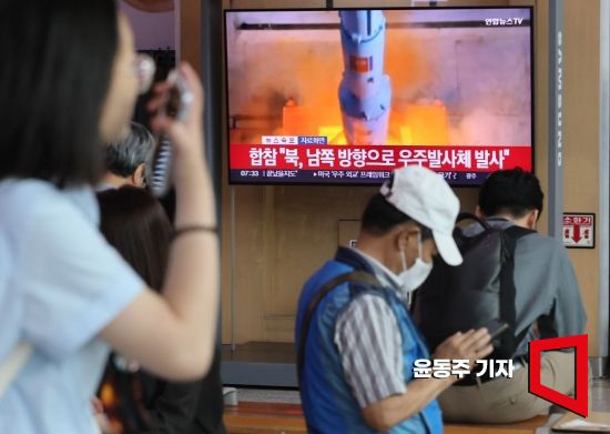 북한이 남쪽 방향으로 우주발사체를 발사한 31일 서울 중구 서울역 대합실에서 시민들이 관련 뉴스를 지켜보고 있다. 사진=윤동주 기자 doso7@