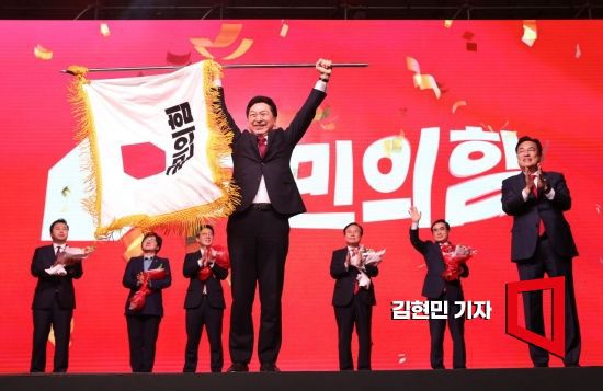 김기현 국민의힘 신임 당대표가 8일 오후 경기도 일산 킨텍스에서 열린 국민의힘 제3차 전당대회에서 당 대표로 선출된 후 당기를 흔들고 있다. 사진=김현민 기자 kimhyun81@