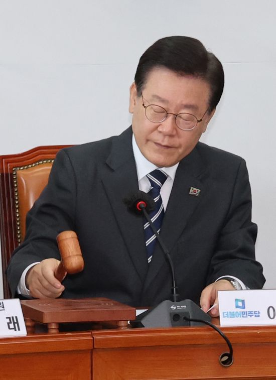 이재명 민주당 대표가 5일 국회에서 당 최고위를 하고 있다. 이 대표는 "민주당 혁신기구 책임자로 이래경 이사장님을 모시기로 했다"고 밝혔다. [이미지출처=연합뉴스]