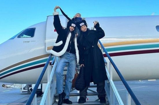 전용기 앞에서 포즈를 취하고 있는 블랙핑크 리사(앞 왼쪽), 제니(앞 오른쪽), 로제(뒤). [사진 = 온라인 커뮤니티]