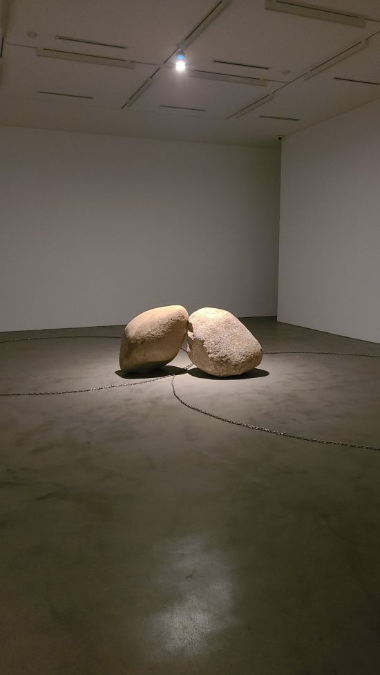 '관계항-더 키스'(Relatum-The Kiss·2023) ⓒ Ufan Lee