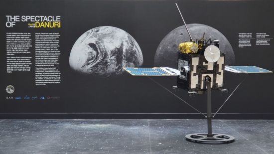 다누리의 스펙타클 전시 장면 입구. 카이스트가 대전 본원 창의학습관 로비에서 개최 중인 다누리의 스펙타클 전에 다누리가 지구와 달을 동시 촬영한 사진과 다누리 모형이 전시되어 있다. 사진출처=카이스트 제공