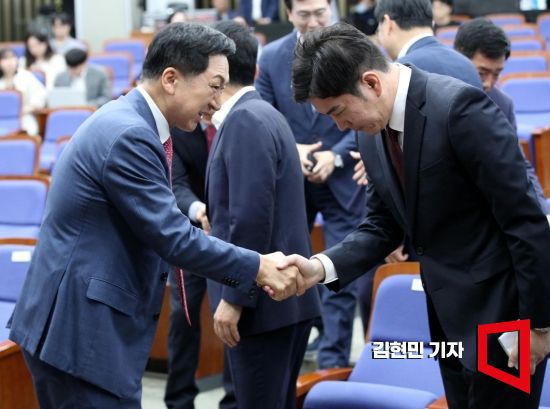 김기현 국민의힘 대표가 9일 국회에서 자진사퇴한 태영호 전 최고위원의 후임 최고위원을 선출하기 위해 열린 국민의힘 제7차 전국위원회에서 김가람 후보와 인사하고 있다. 사진=김현민 기자 kimhyun81@