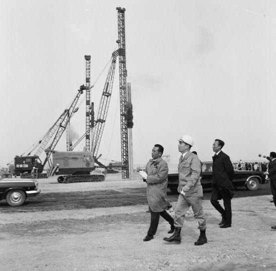 1970년 4월 1일 박정희 전 대통령, 김학렬 전 부총리, 박태준 명예회장이 포항제철소 착공식 행사장으로 걸어가고 있다. [사진제공=포스코]