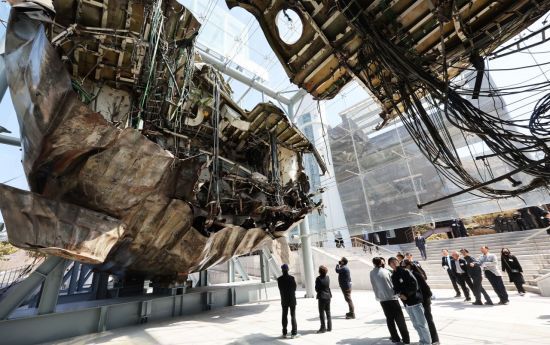 3월26일 오전 경기도 평택시 해군 제2함대 사령부에서 열린 '제13주기 천안함 46용사 추모식'에서 참석자들이 천안함을 살펴보고 있다. [이미지출처=연합뉴스]