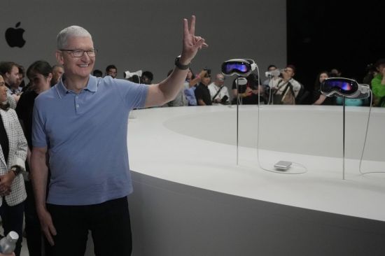 팀 쿡 애플 최고경영자가 비전 프로 앞에서 손가락으로 브이를 만들어 보이고 있다. 쿡은 비전 프로를 직접 사용하는 모습을 보이지는 않았다. 쿡은 에어팟을 착용한 모습도 드러내지 않고 있다. [이미지출처=AP연합뉴스]