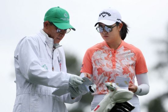 로즈 장의 아버지 하이빈 장은 딸의 든든한 후원자다. 물리학을 전공한 뒤 금융분석가로 일하고 있다. 지난 4월 오거스타 내셔널 여자 아마추어에선 로즈 장의 캐디로 나서 우승을 합작했다.