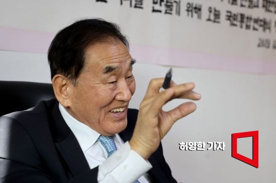 이재오 국민의힘 고문이 서울 광화문 근처 사무실에서 자신의 쓰기와 걷기와 정치 인생에 대해 이야기하고 있다. 사진=허영한 기자 younghan@
