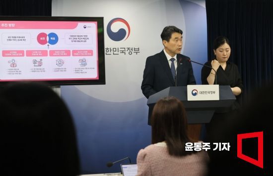 이주호 교육부 장관이 21일 서울 종로구 정부서울청사에서 공교육 경쟁력 제고방안 브리핑을 하고 있다. 사진=윤동주 기자 doso7@