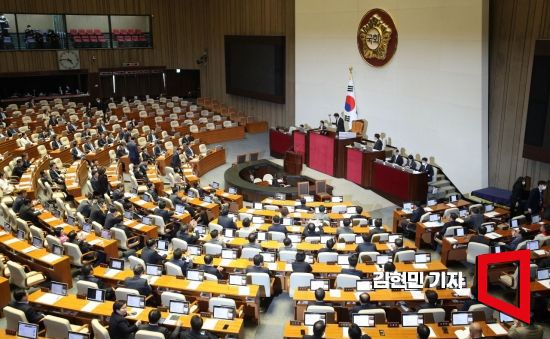 김진표 국회의장이 4월13일 서울 여의도 국회에서 열린 제405회국회(임시회) 제4차 본회의에서 의사봉을 두드리고 있다.