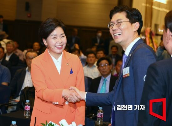 양향자 한국의희망 창당준비위원장과 조정훈 시대전환 의원이 26일 서울 여의도 중소기업중앙회에서 열린 한국의희망 창당발기인대회에서 인사하고 있다. 사진=김현민 기자 kimhyun81@