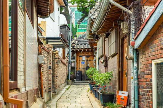 세종마을(서촌) 골목길에는 도시한옥 여려 채가 남아있다