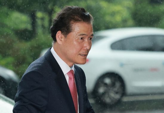 신임 통일부 장관 후보자에 지명된 김영호 성신여대 정치외교학과 교수가 29일 인사청문회 준비 사무실이 마련된 서울 종로구 남북회담본부에 들어서고 있다. [이미지출처=연합뉴스]