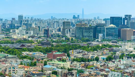 그리 높지 않지만 무무대에 서면 서울 시내의 풍경이 한눈에 들어온다